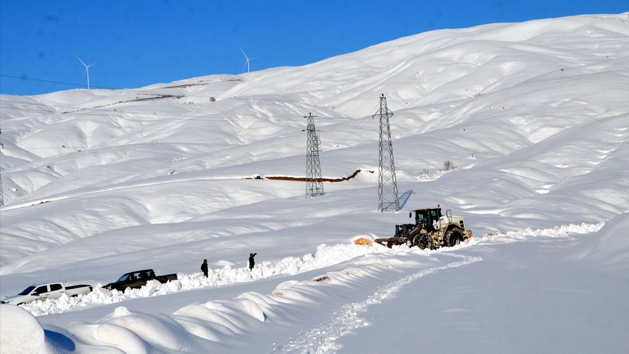 Muş'ta Karla Mücadele Çalışmaları Devam Ediyor