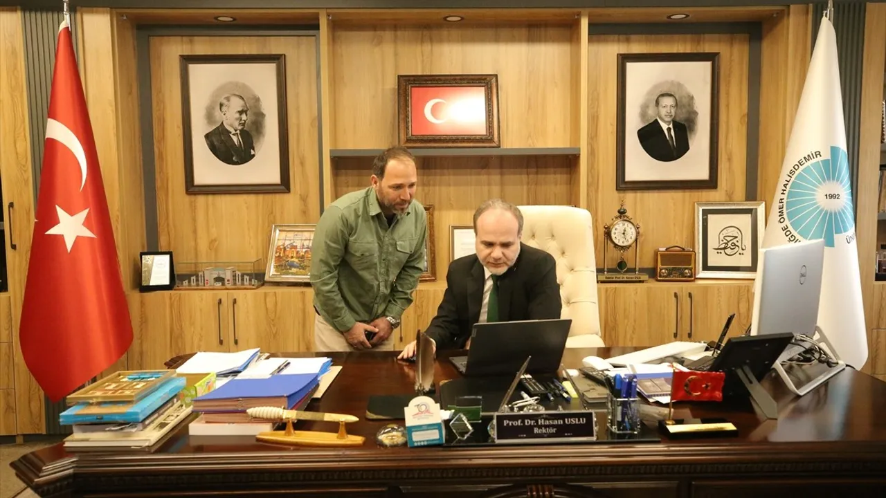 Niğde Ömer Halisdemir Üniversitesi Rektörü Prof. Dr. Hasan Uslu, AA'nın 'Yılın Kareleri' Oylamasına Katıldı