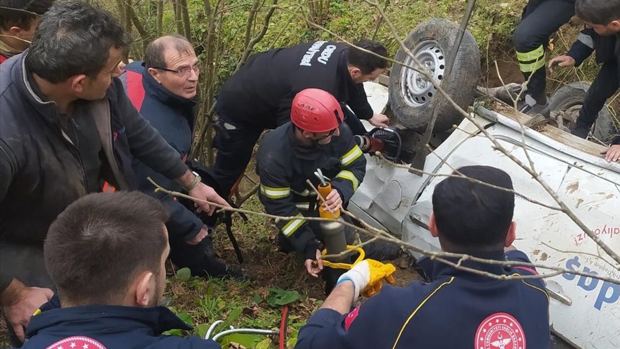 Ordu İkizce'de Uçuruma Devrilen Kamyonette 3 Yaralı