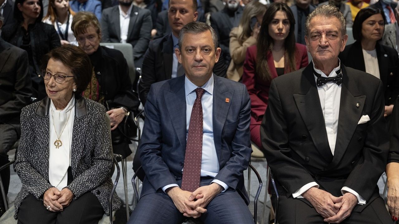 Özgür Özel, Prof. Dr. Muammer Aksoy Anma Töreni'nde Teğmenlere Destek Verdi