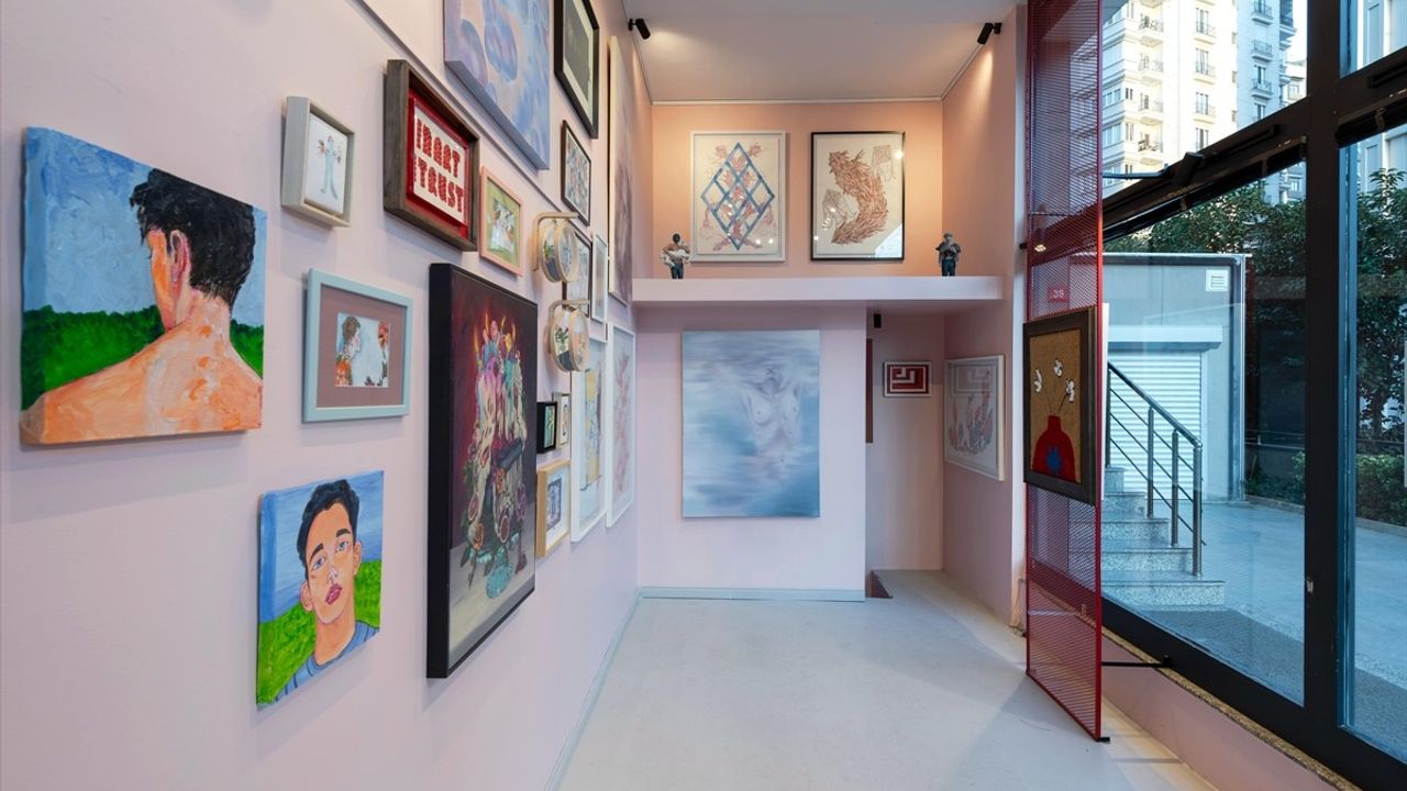 Pembe Bulutların Üstünde Sergisi Chi Art Gallery'de Açıldı