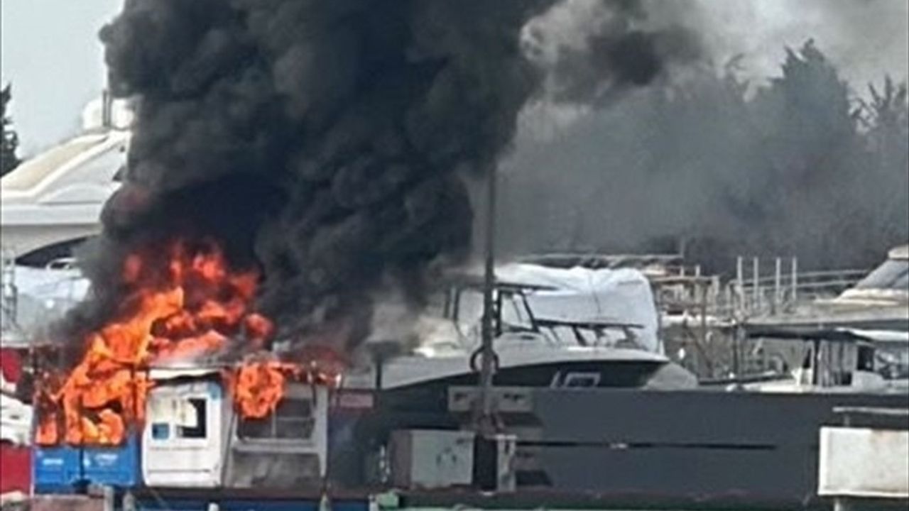 Pendik Marina'daki Atık Yağ Depolama Alanında Yangın Söndürüldü