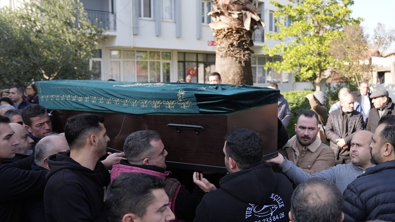 Prof. Dr. Orhan Ekren'in Cenazesi İzmir'de Toprağa Verildi