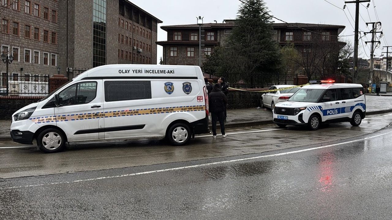 Rize'de Hastane Duvarına Çarpan Otomobilin Sürücüsü Silahla Yaralandı