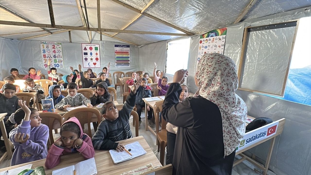 Sadakataşı Derneği, Gazze'de İkinci Diriliş Çadır Okulu'nu Açtı