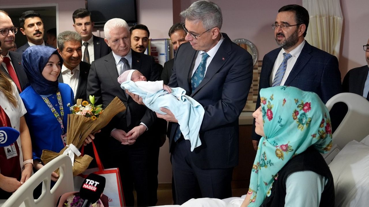 Sağlık Bakanı Memişoğlu, İstanbul'da Yeni Yılın İlk Bebeği Kerem Ali'yi Ziyaret Etti
