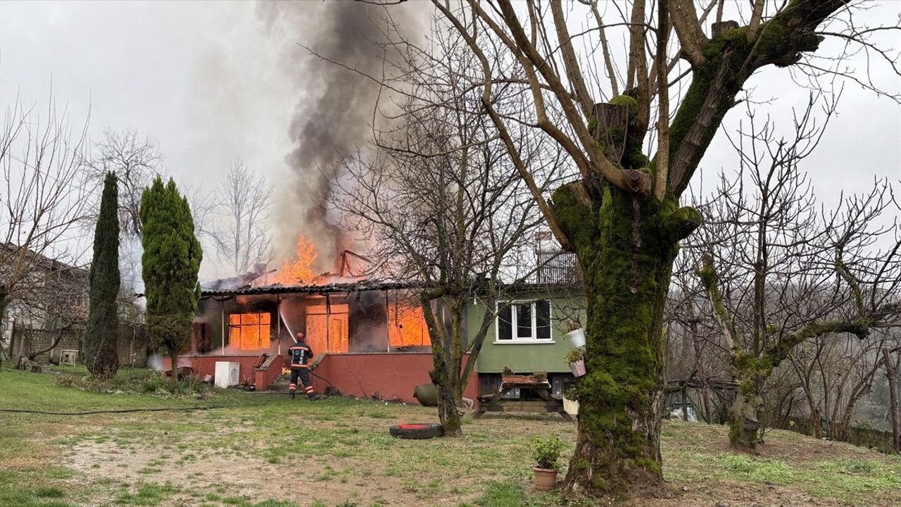 Sakarya'da Tek Katlı Ev Yangında Kullanılamaz Hale Geldi