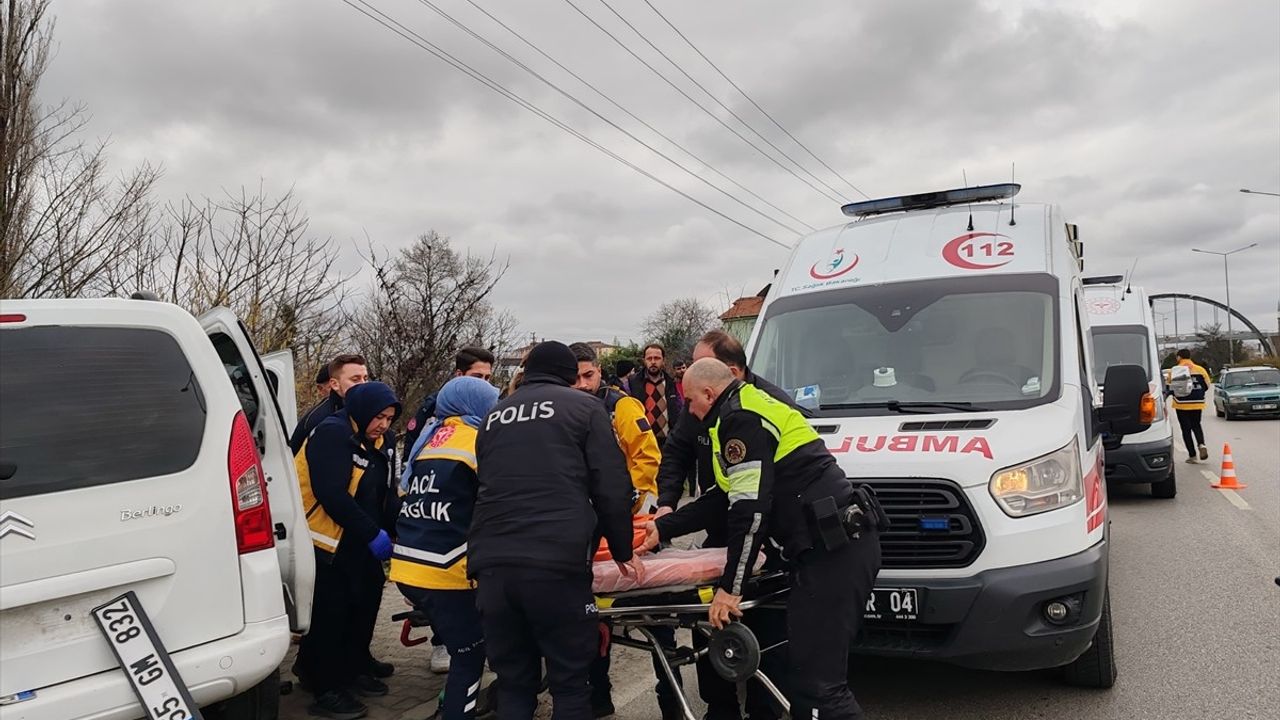 Samsun'da Hafif Ticari Araç ile Otomobil Çarpıştı: 3 Yaralı