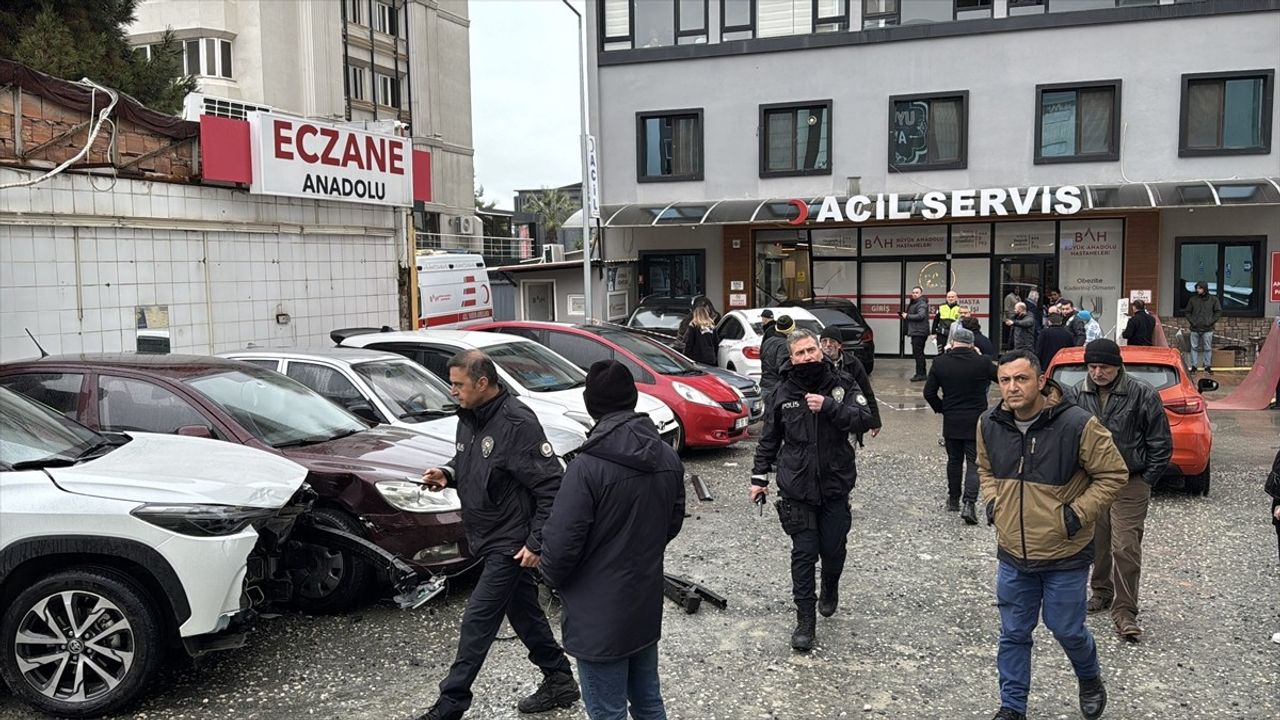 Samsun'da Otopark Çıkışında Kaza: Cip, Hastanenin Acil Servisine Girdi