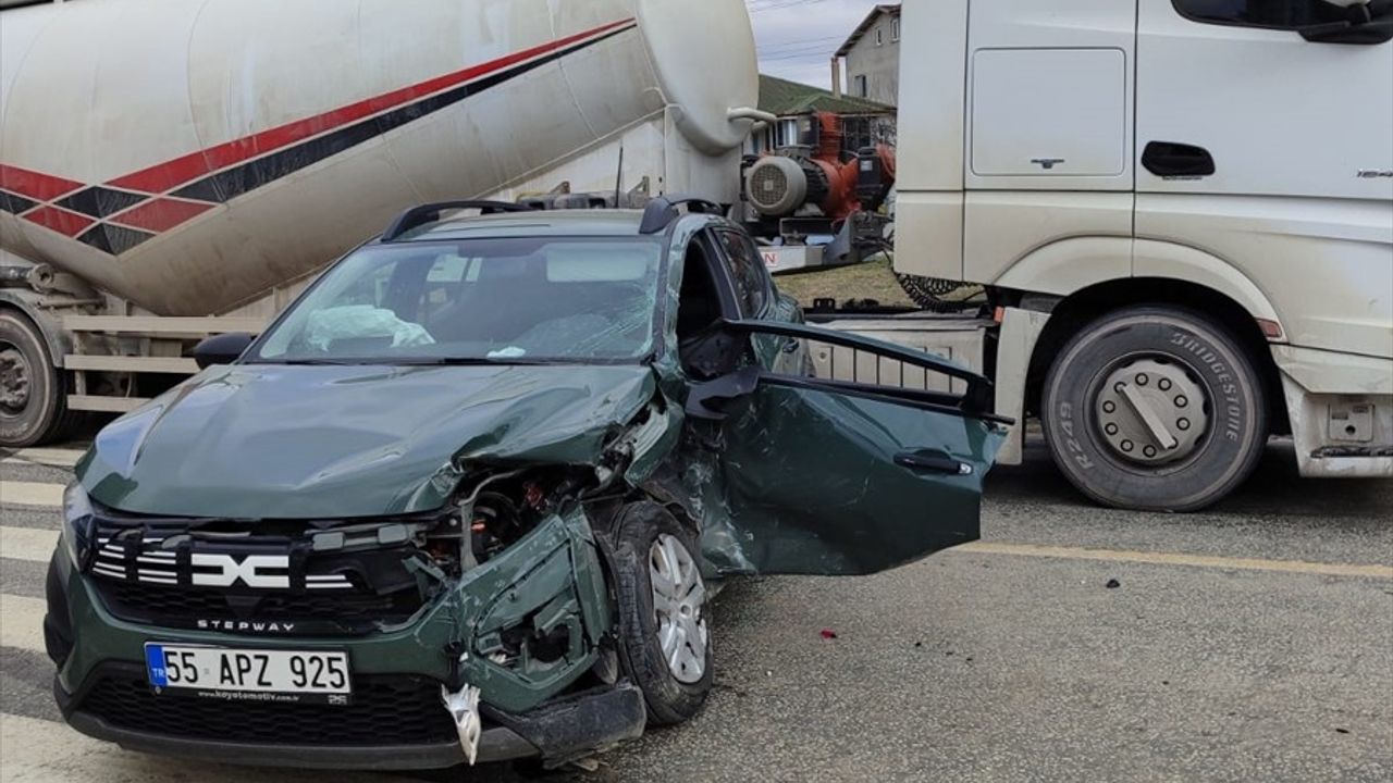 Samsun'da Tır ve Otomobil Çarpıştı, 2 Yaralı