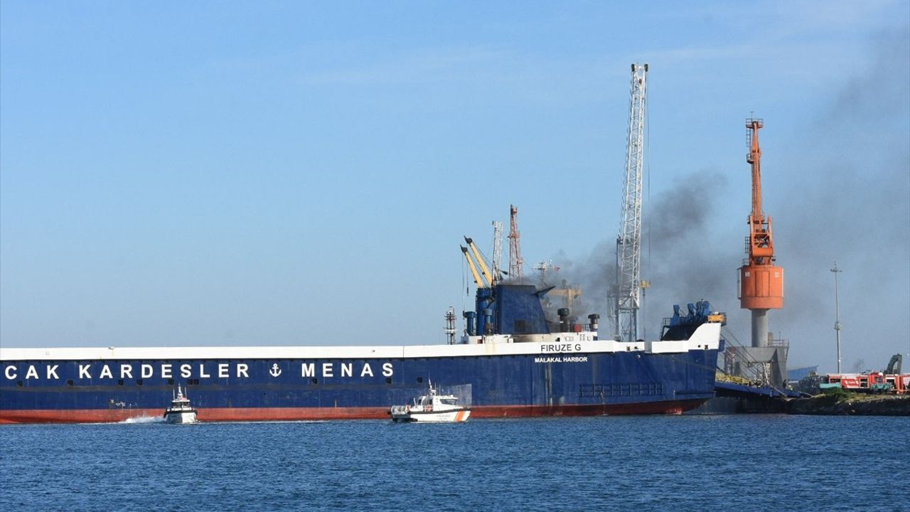 Samsun Limanı'nda Kuru Yük Gemisinde Yangın: 33 Personel Güvenli