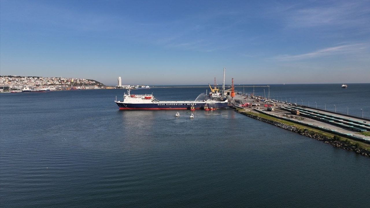 Samsun Limanı'nda Yangın: 33 Personel Güvenli Şekilde Karaya Çıktı