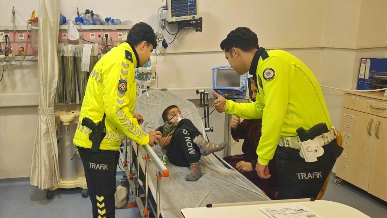 Şanlıurfa'da Polis, Nefes Borusuna Meyve Parçası Kaçan Çocuğu Kurtardı