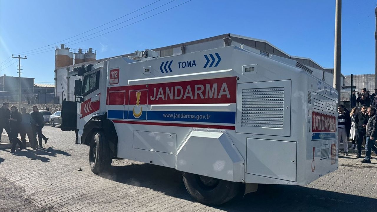 Şanlıurfa'da Tekstil Fabrikasında Yangına Müdahale Devam Ediyor