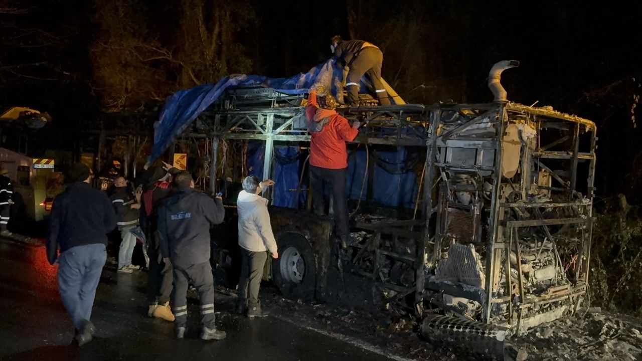 Sarıyer'de Motor Bölümünde Yangın Çıkan İETT Otobüsü Kullanılamaz Hale Geldi