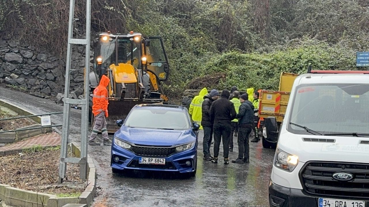 Sarıyer'de Yağışlar Sonrasında İstinad Duvarı Otomobilin Üzerine Yıkıldı