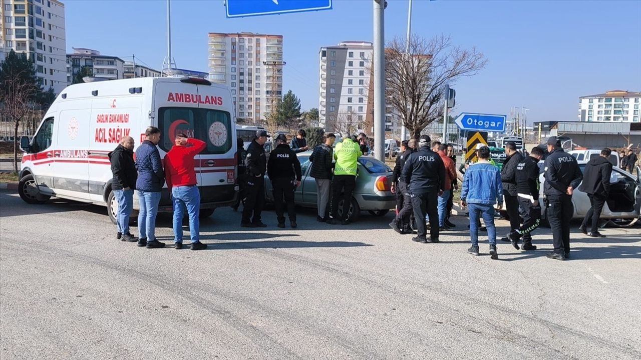 Siirt'te İki Otomobilin Çarpışması Sonucu 4 Kişi Yaralandı