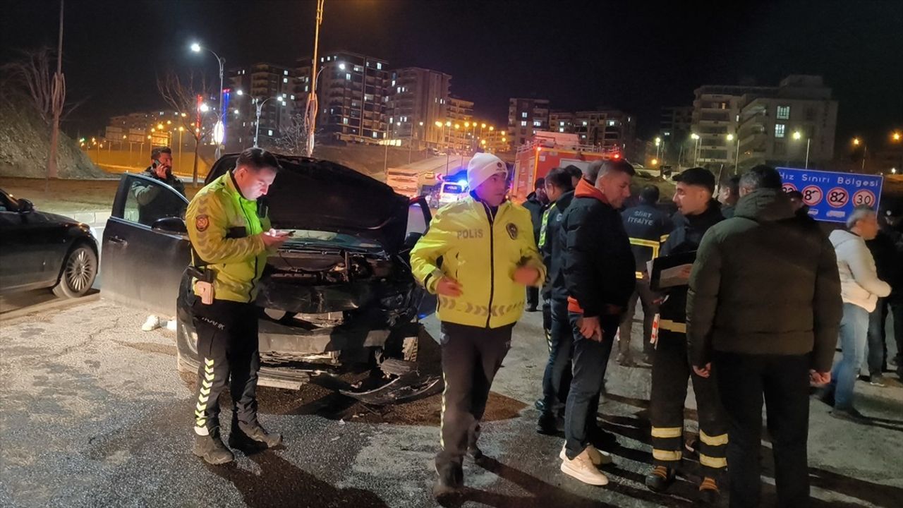 Siirt'te Otomobillerin Çarpışması Sonucu 4 Kişi Yaralandı