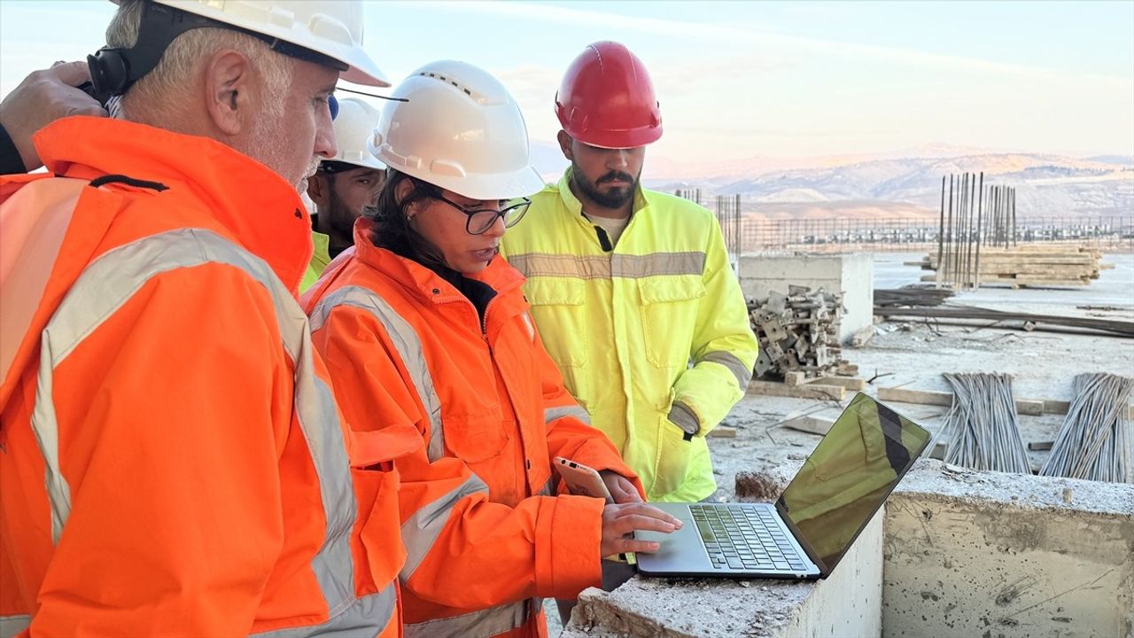 Siirt'teki İnşaat İşçileri Anadolu Ajansı'nın 'Yılın Kareleri' Oylamasına Katıldı