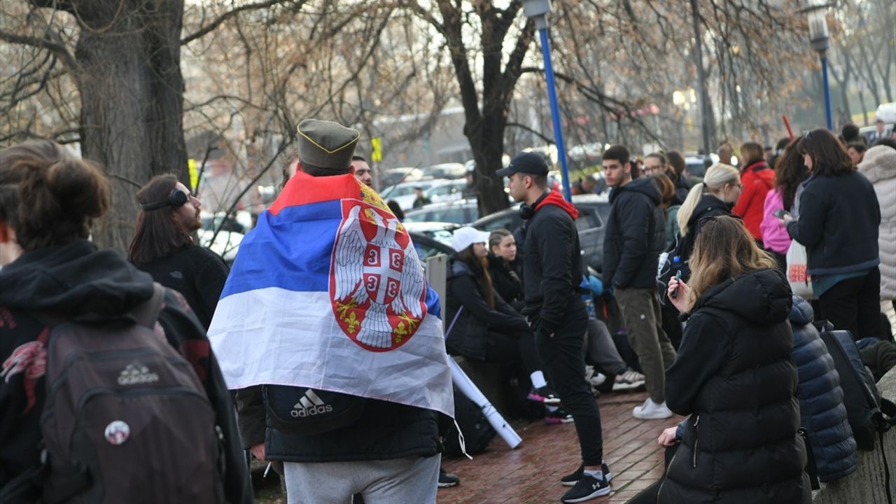 Sırbistan'da Öğrenciler, Ölümlü Tren Kazasını Protesto İçin Yürüyüşe Geçti