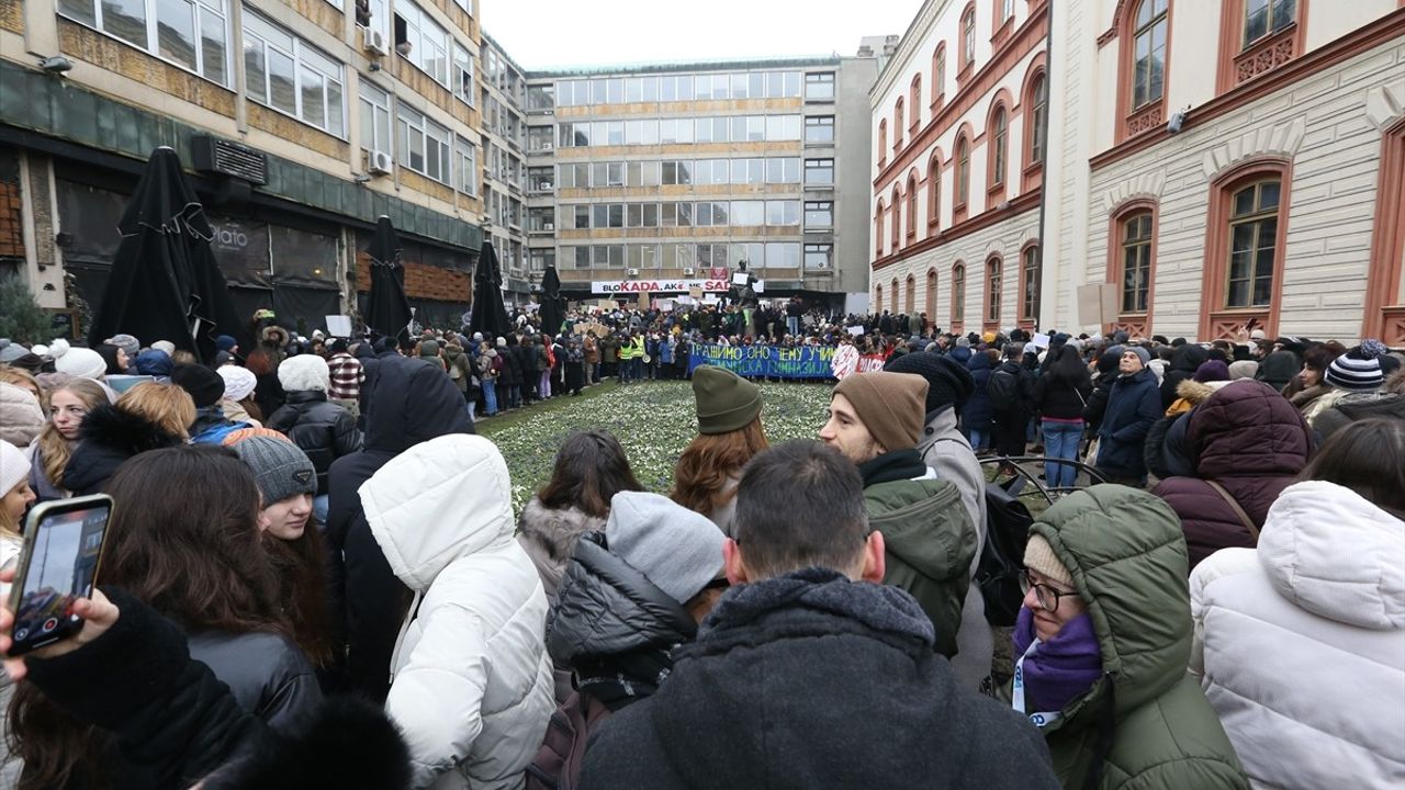 Sırbistan'da Öğretmenler Çalışma Şartlarını Protesto İçin Greve Gitti