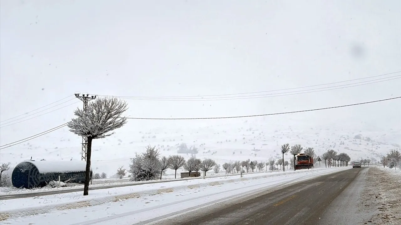 Sivas'ta Kar Yağışı Etkisini Gösteriyor