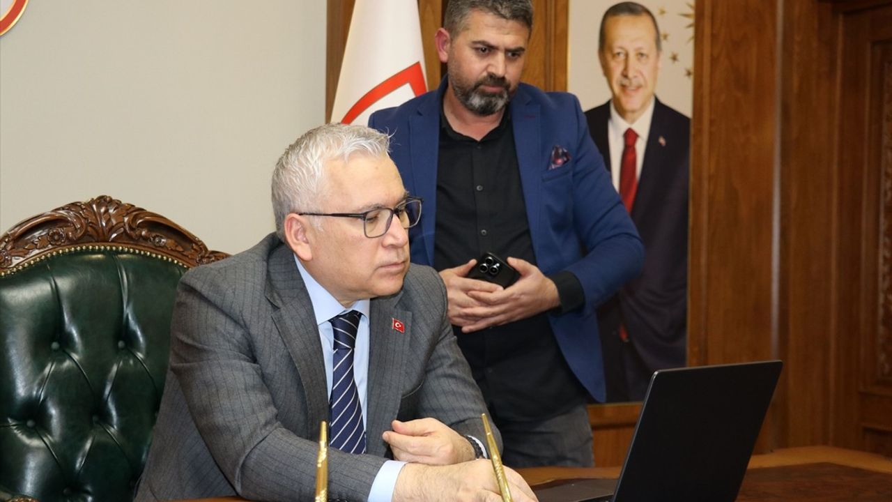 Sivas Valisi Yılmaz Şimşek, AA'nın 'Yılın Kareleri' Oylamasına Katıldı