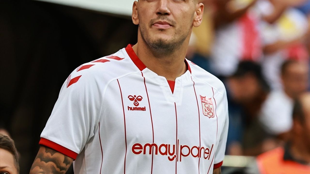 Sivasspor'da Rey Manaj'ın Sözleşmesi 1,5 Yıl Uzatıldı