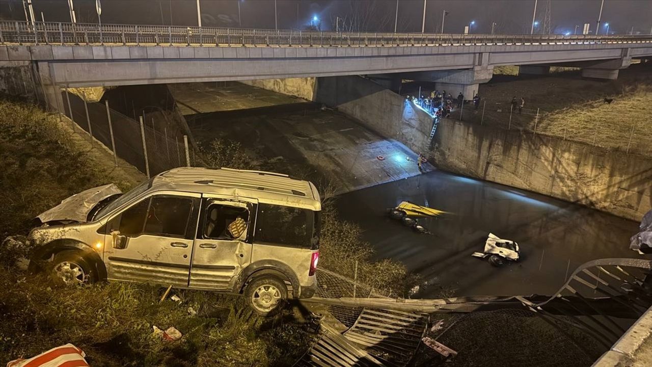 Sultangazi'de Hafriyat Kamyonu Dereye Düştü, 3 Yaralı