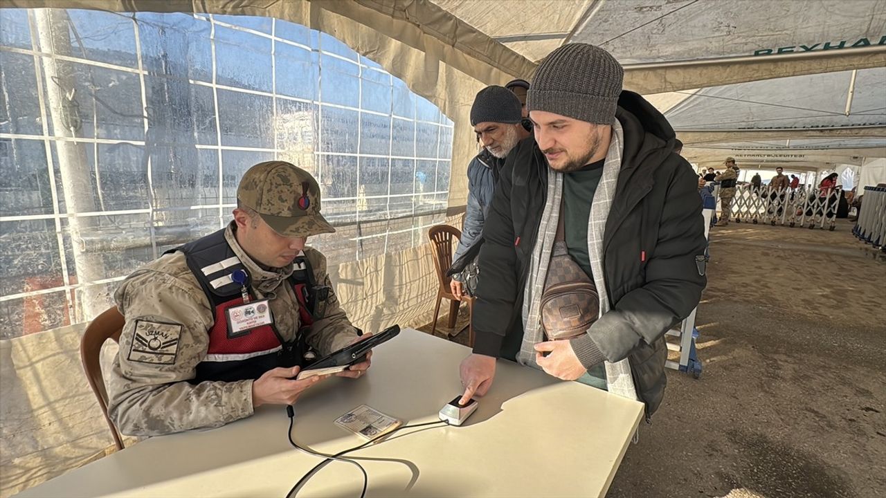 Suriyelilerin Hatay'daki Sınır Kapılarından Ülkelerine Dönüşü Sürüyor