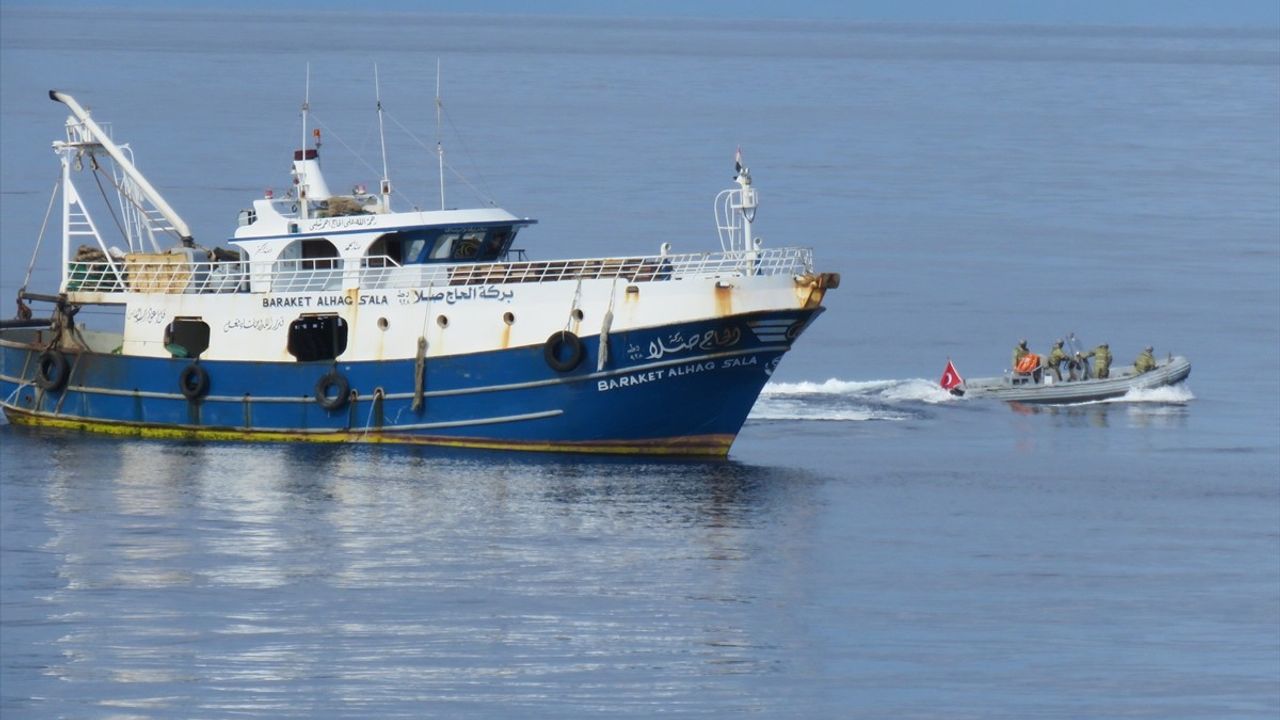 TCG Salihreis Fırkateyni, Mısır Açıklarında Balıkçı Gemisine Bilgilendirme Yaptı