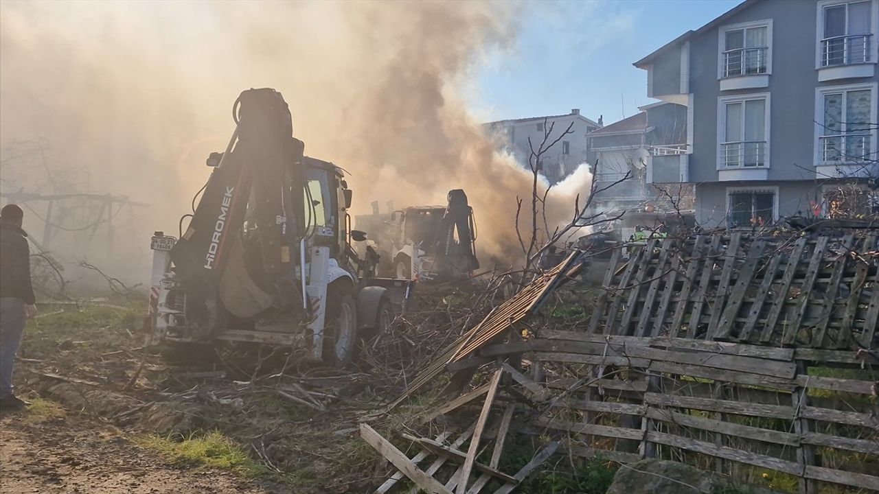 Tekirdağ'da Boş Arazideki Yangın Üç Eve Sıçradı