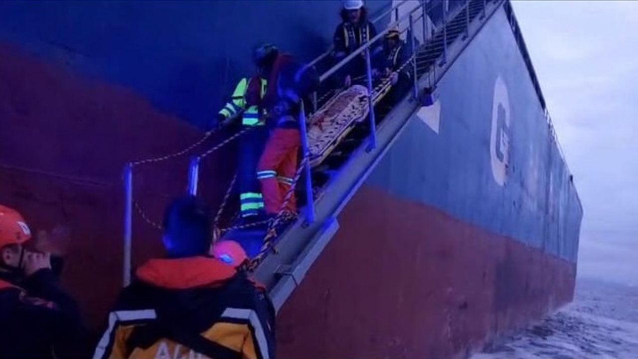 Tekirdağ'da Gemide Yaralanan Personel Sahil Güvenlik Ekipleri Tarafından Tahliye Edildi