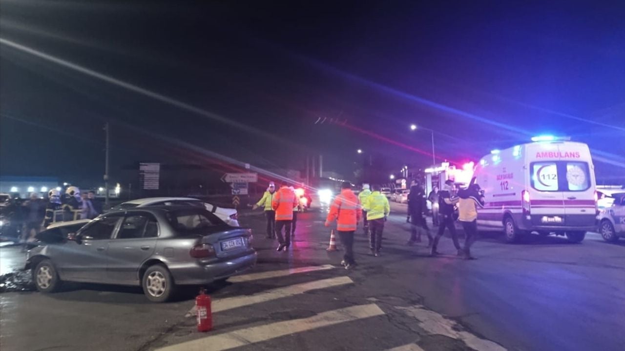 Tekirdağ'da İki Otomobilin Çarpışması Sonucu 3 Yaralı