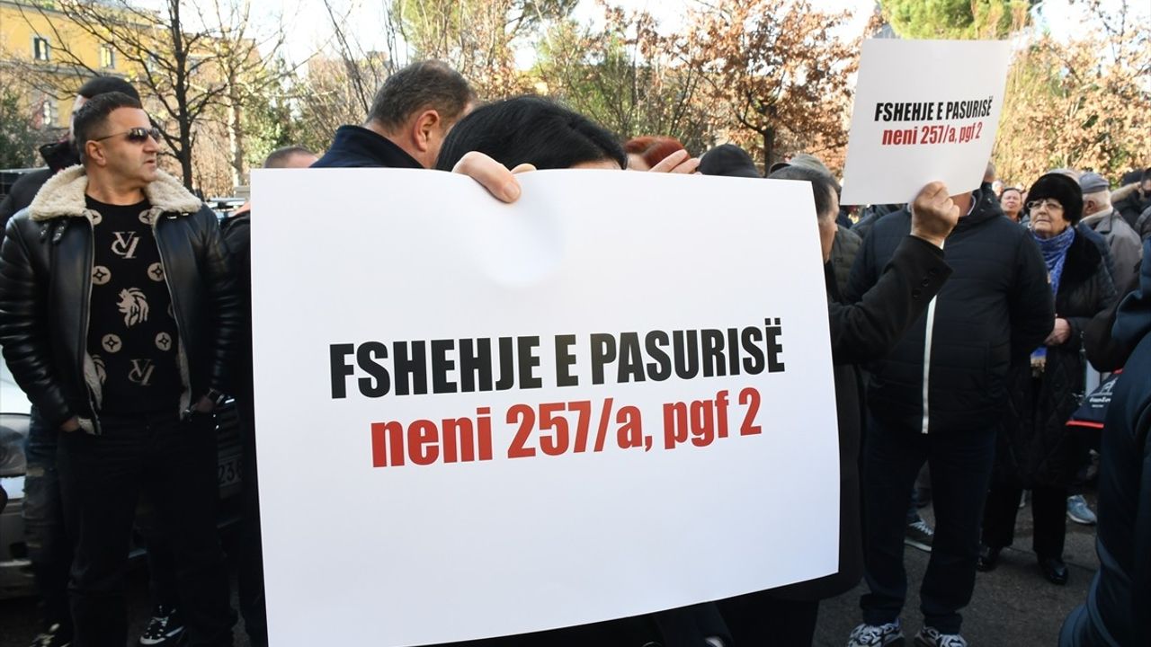 Tiran'da Yolsuzluk İddiaları Nedeniyle Belediye Başkanı Veliaj'a İstifa Çağrıları Devam Ediyor