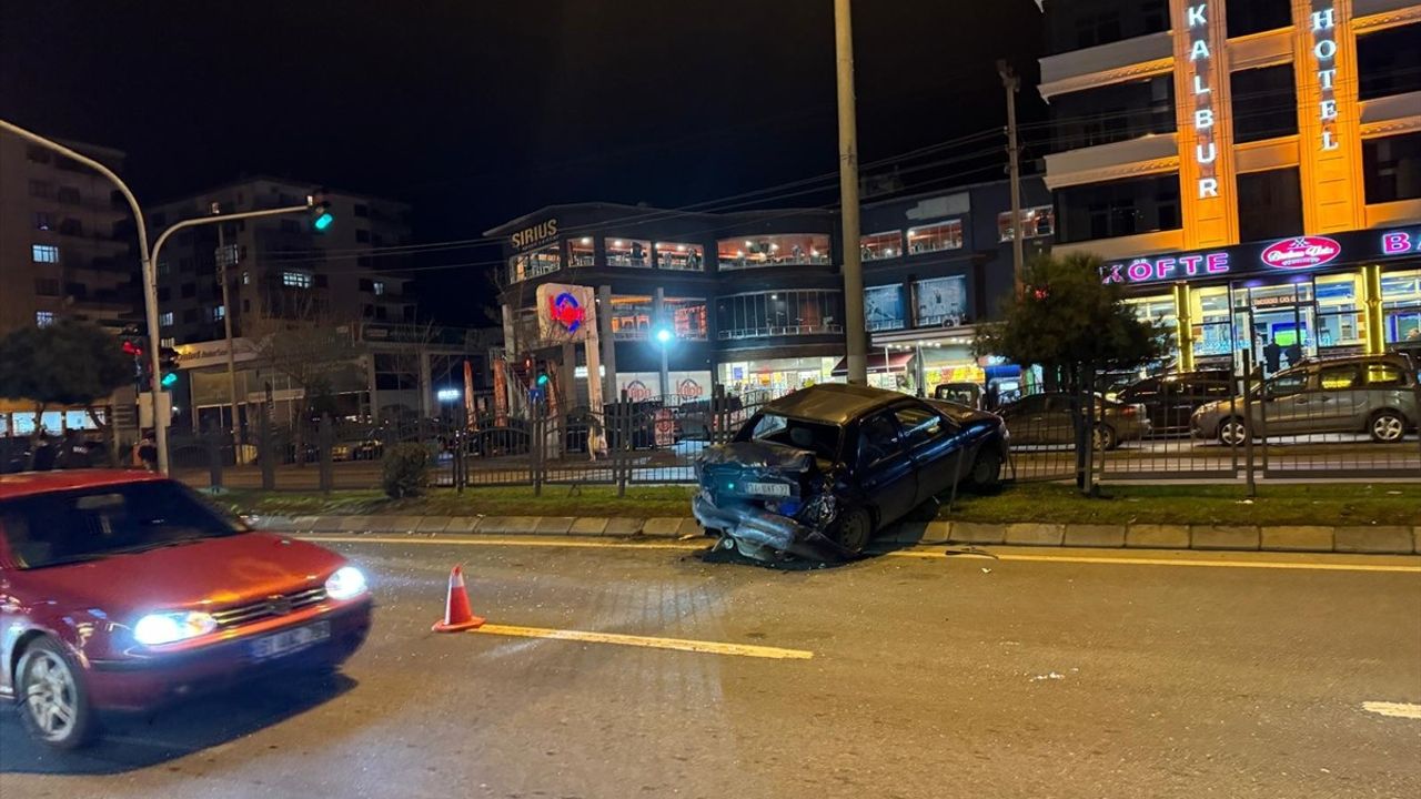 Trabzon'da Tırın Çarptığı Otomobilin Sürücüsü Yaralandı