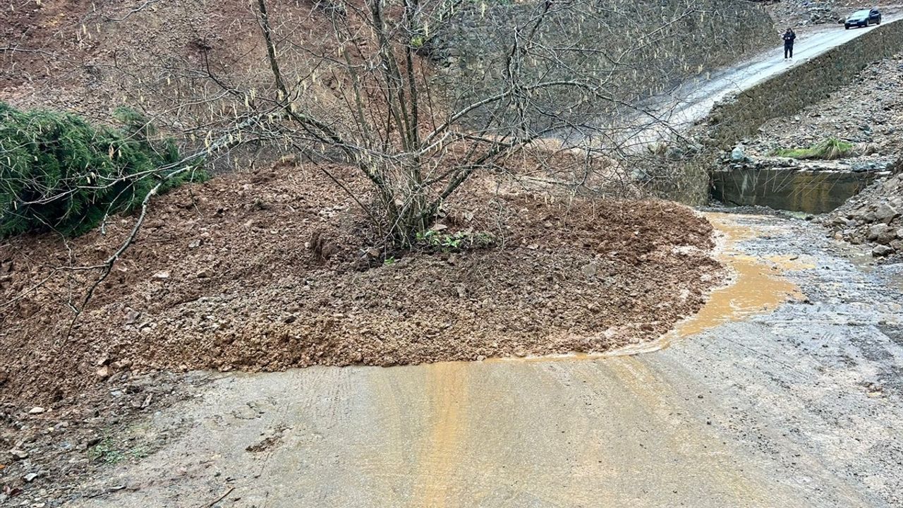 Trabzon'un Arsin İlçesinde Heyelan Anı Kaydedildi