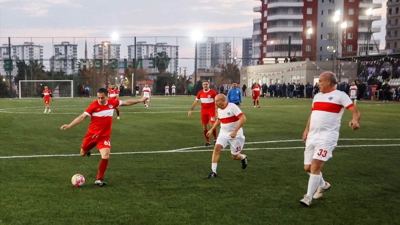 Trabzonspor ve Mersin İdman Yurdu'nun Eski Futbolcuları 'Şöhretler Maçı'nda Buluştu