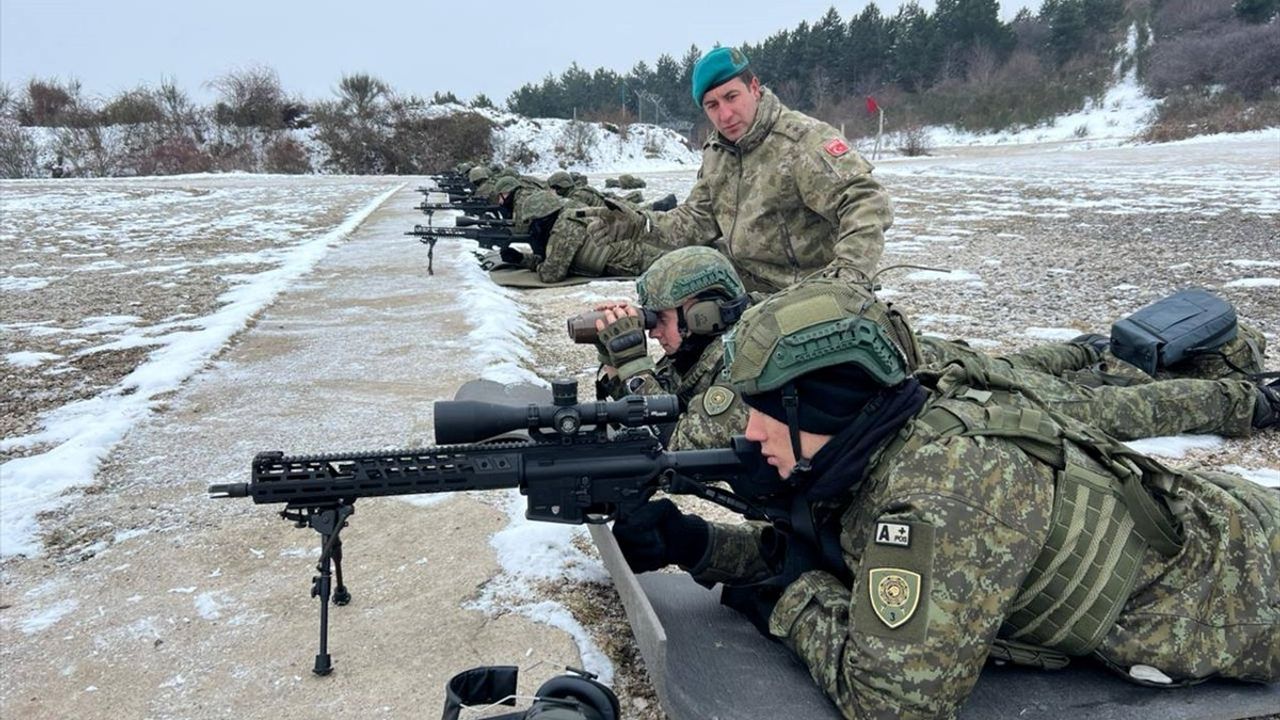 Türk Askerlerinden Kosovalı Askere Keskin Nişancı Eğitimi