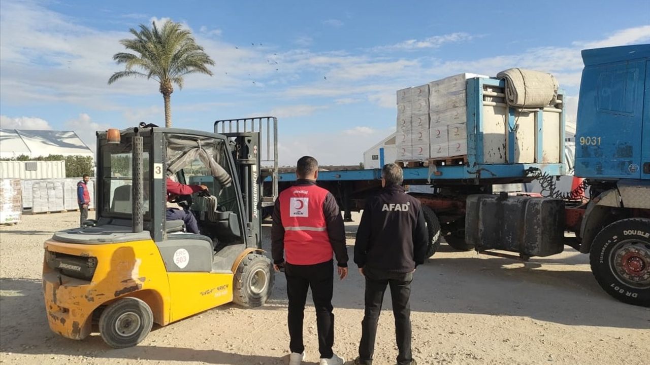 Türk Kızılayı'nın Yardım Tırları Gazze'ye Geçmeye Başladı