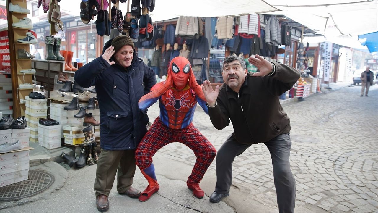 Türkiye'yi Dolaşan 'Örümcek Adam' Çorum'da Çocuklarla Buluştu