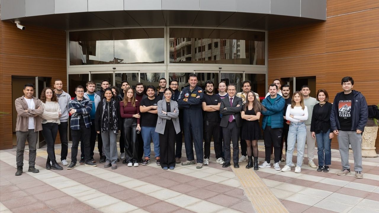 TUSAŞ Eğitim Uçakları Baş Uçuş Test Pilotluğu Şefi Murat Özpala, İzmir'de Öğrencilerle Buluştu