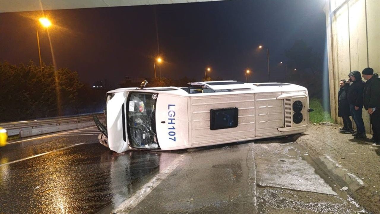 Ümraniye'de Devrilen Servis Minibüsünde 7 Kişi Yaralandı