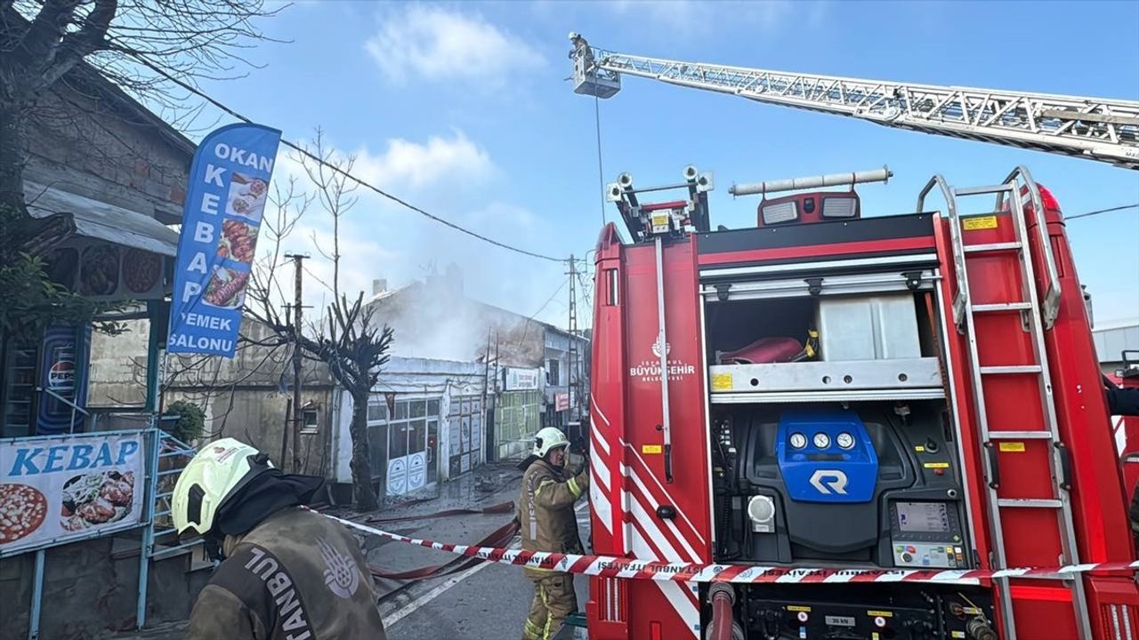 Ümraniye'de İki Katlı Binanın Çatısında Yangın Çıktı