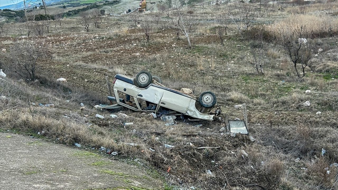 Uşak'ta Devrilen Otomobilin Sürücüsü Ağır Yaralandı