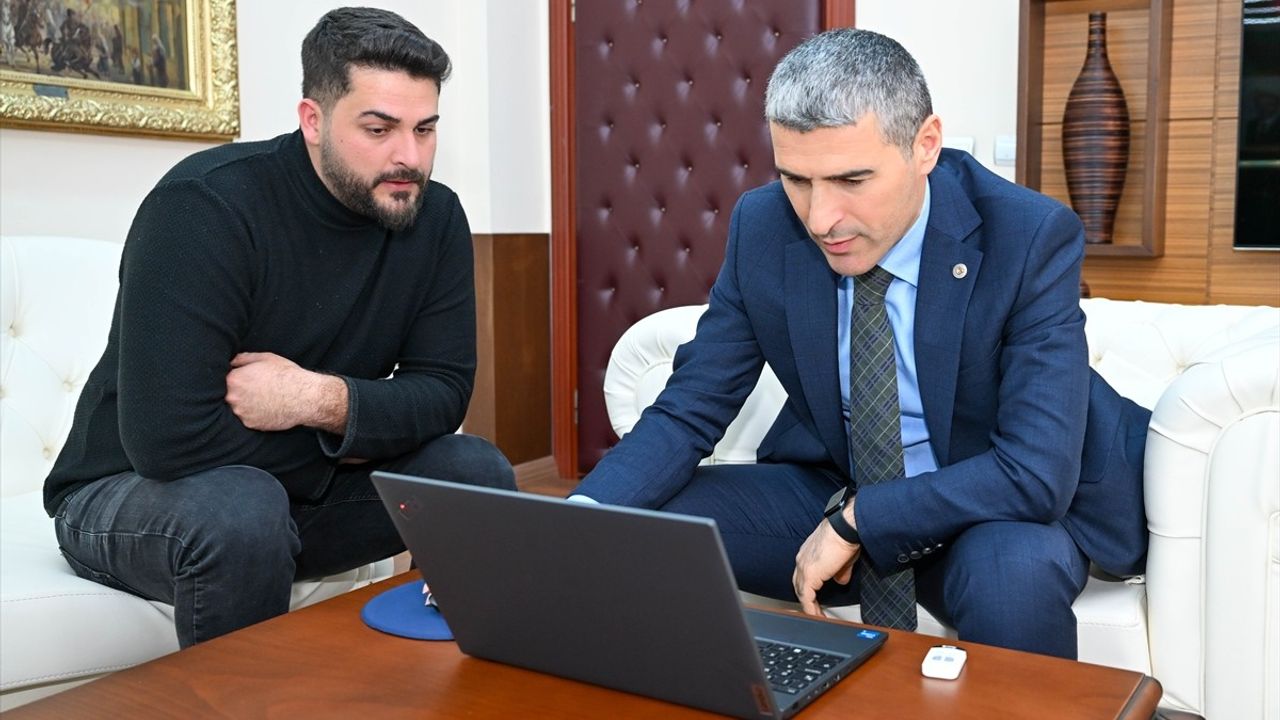 Uşak Valisi Naci Aktaş, Anadolu Ajansı'nın 'Yılın Kareleri' Oylamasına Katıldı