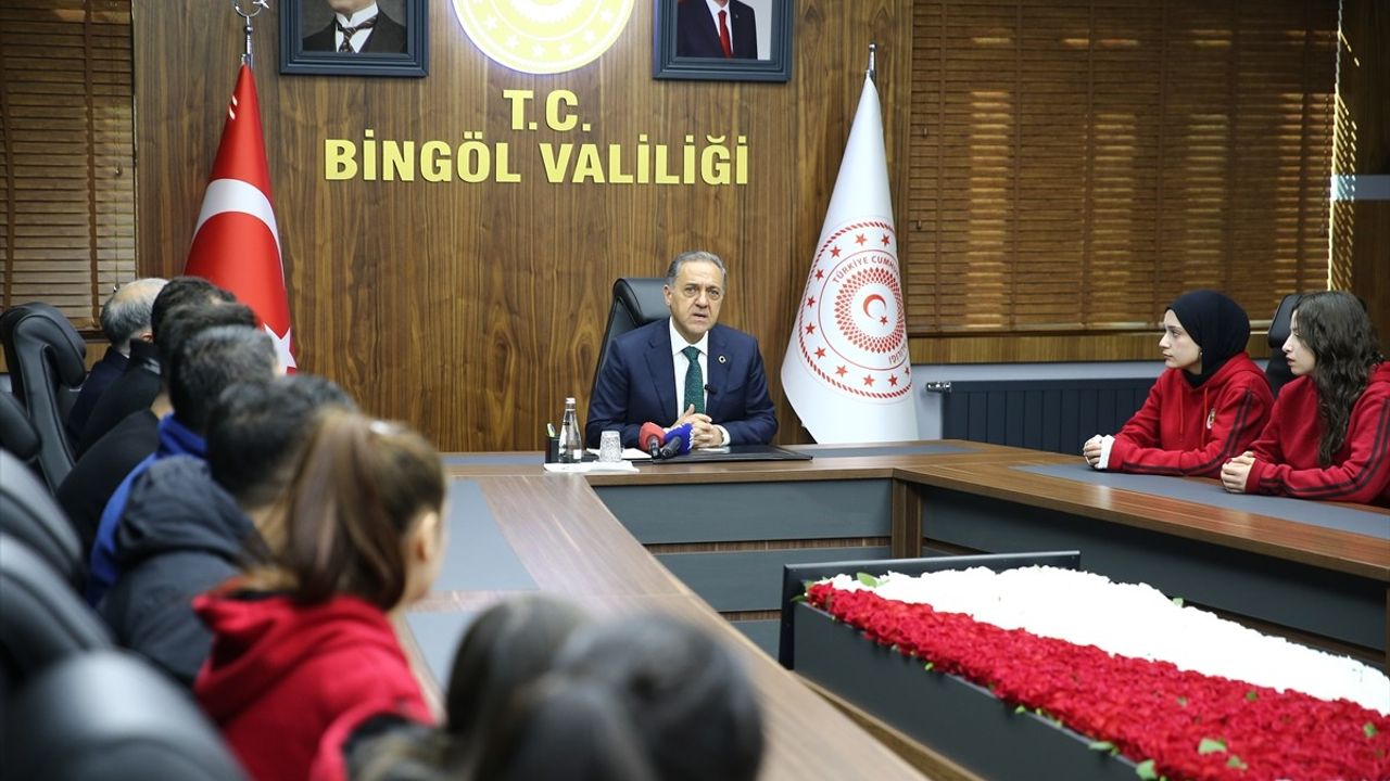 Vali Usta, Bingöl Spor Lisesi Spor Kulübü Oyuncularıyla Buluştu