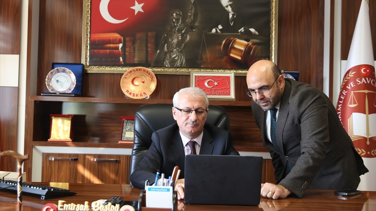 Van Bölge Adliye Mahkemesi Başkanı Emirşah Baştoğ, Anadolu Ajansı'nın 'Yılın Kareleri' Oylamasına Katıldı