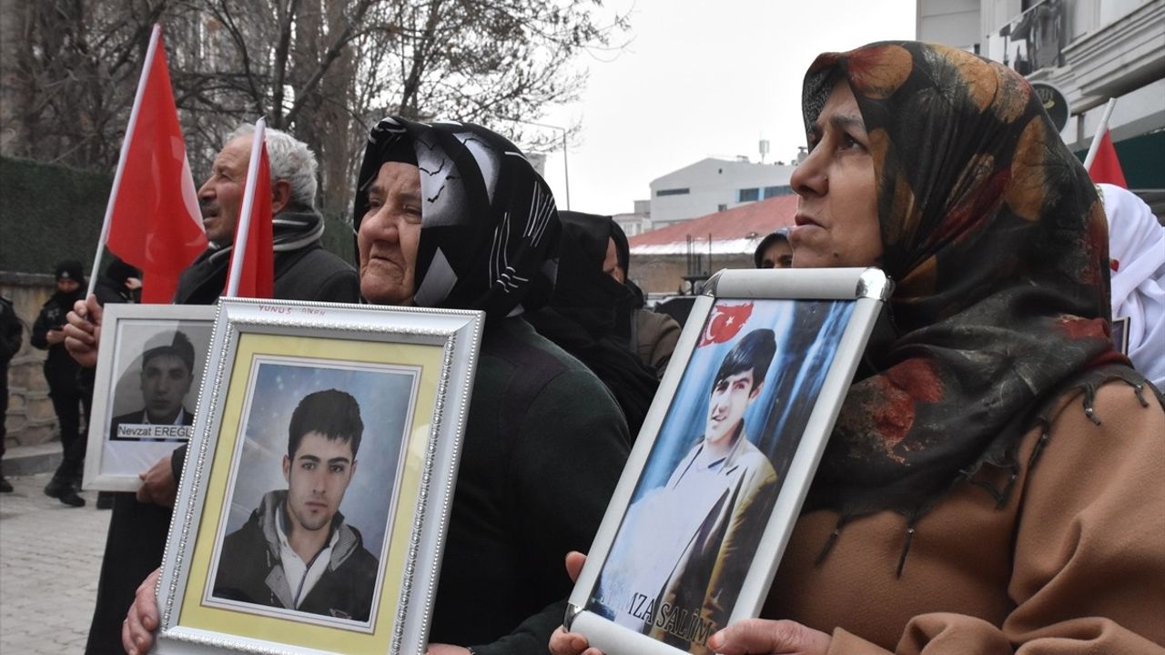 Van'da Aileler DEM Parti Önünde Eylemlerini Sürdürüyor