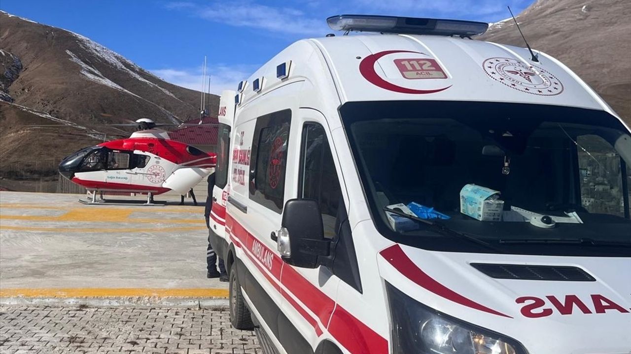 Van'da Ambulans Helikopterle Hamile Kadın Hastaneye Sevk Edildi